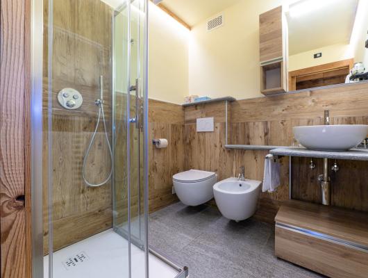 Bagno moderno con doccia, lavabo, bidet e WC.