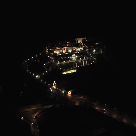 Nachtansicht eines Hotels mit dekorativen Lichtern beleuchtet.