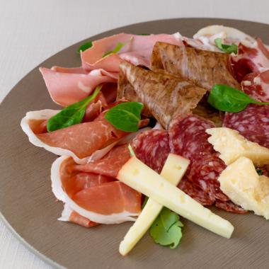 Tagliere di salumi e formaggi con focaccine.