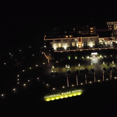 Hotel illuminato di notte con decorazioni natalizie.