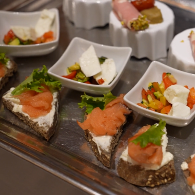 Antipasti gourmet con salmone, formaggio e verdure.