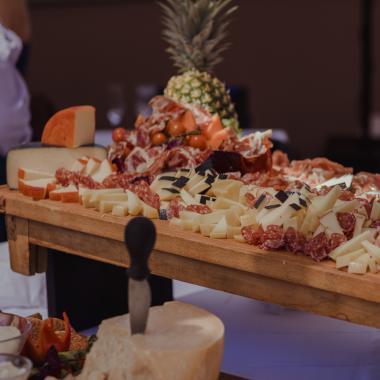 Un tavolo ricco di formaggi e salumi, un'esplosione di sapori e colori.