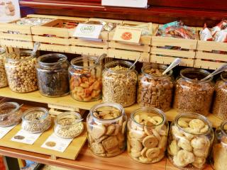 Barattoli di biscotti e snack in un negozio biologico.