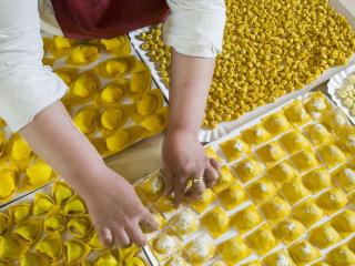 Preparazione di pasta fresca: tortellini, ravioli e gnocchi.