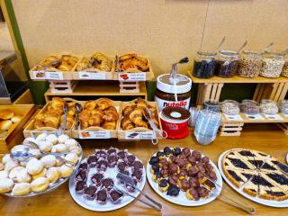 Buffet dolci con croissant, dolcetti e Nutella.