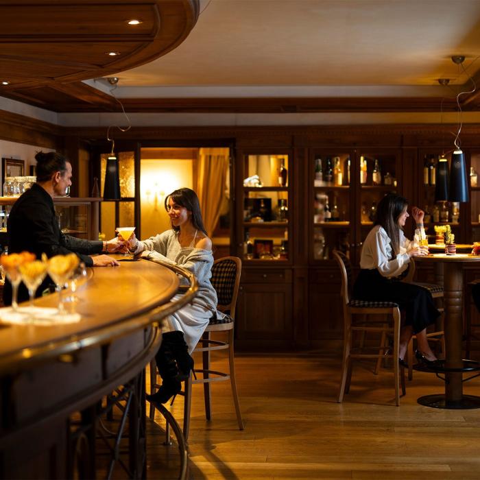 Elegant bar, warm atmosphere, smiling people, delicious cocktails.