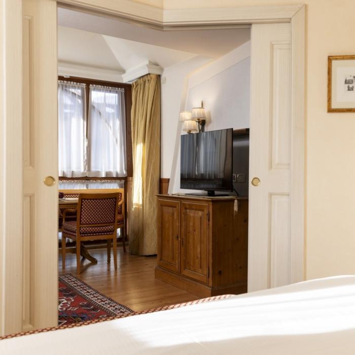 Bright, cozy room with classic furnishings and warm wooden details.