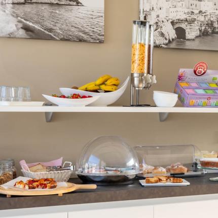 Buffet mit Gebäck, Obst und Müsli in gemütlicher Atmosphäre.