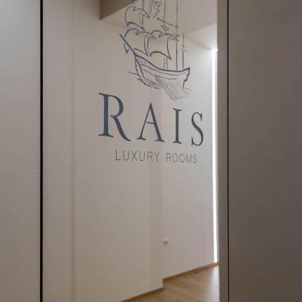 Eingang von RAIS Luxury Rooms mit Schiff-Logo.