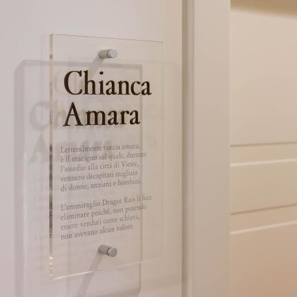 Historische Tafel über Chianca Amara in Vieste, Schauplatz eines tragischen Massakers.