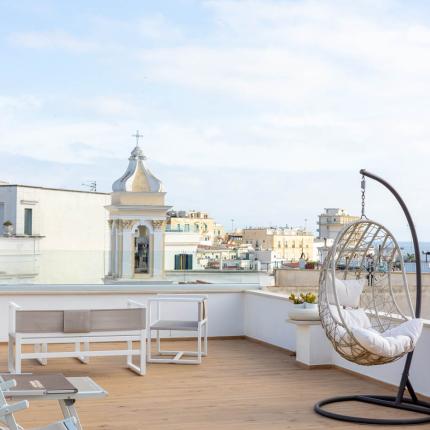 Moderne Terrasse mit Meerblick und eleganten Möbeln.