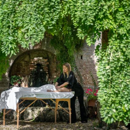 Massaggio rilassante all'aperto sotto gli alberi verdi.