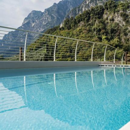 Piscina serena con vista montagna, relax totale immerso nella natura.