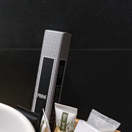 Elegante scatola di legno con prodotti da bagno raffinati e naturali.