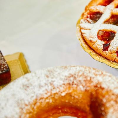 Crostata con zucchero a velo e dolce ciambella.