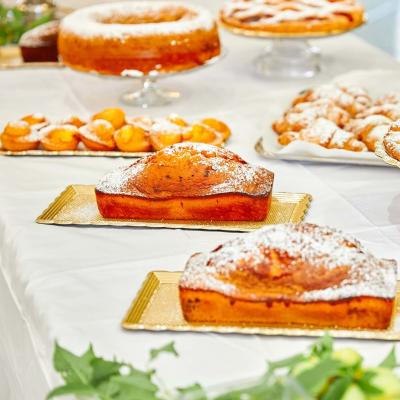 Dolci assortiti su tavolo, decorati con zucchero a velo.