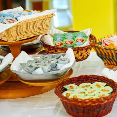 Colazione con marmellate, biscotti e creme in cestini di vimini.