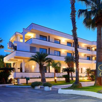 Hotel Clorinda, elegante struttura a quattro stelle circondata da palme.