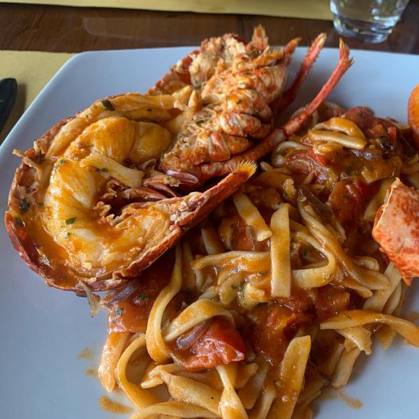 Tagliatelle al sugo di pomodoro con aragosta.