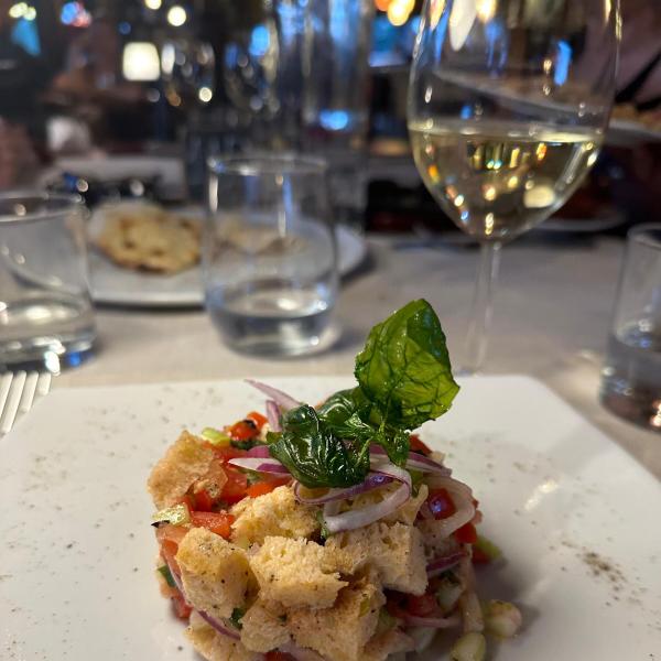 Insalata di pane con verdure fresche e erbe aromatiche.