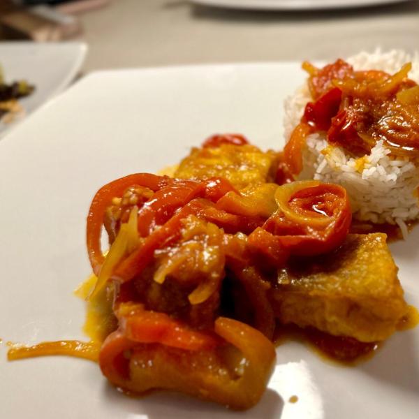 Riso con tofu e verdure in salsa di pomodoro.