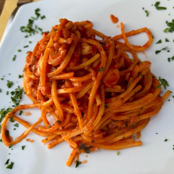 Spaghetti al sugo di pomodoro con prezzemolo fresco.