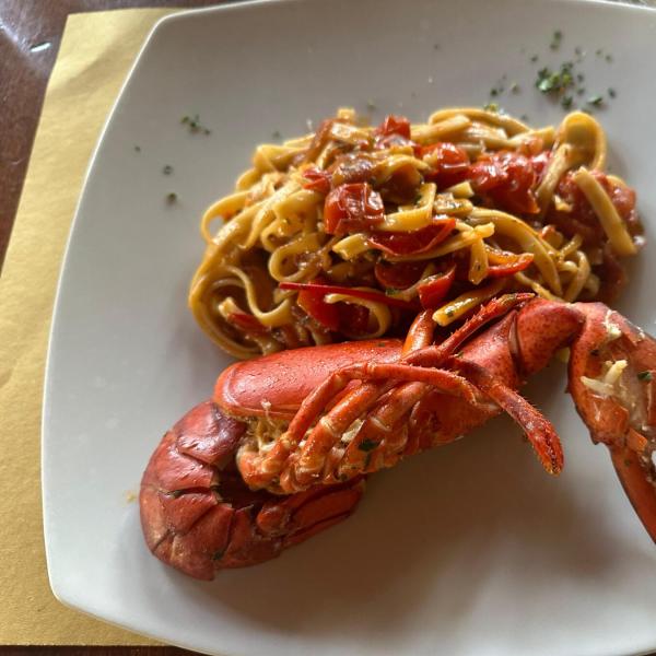 Linguine al sugo di pomodoro con aragosta.