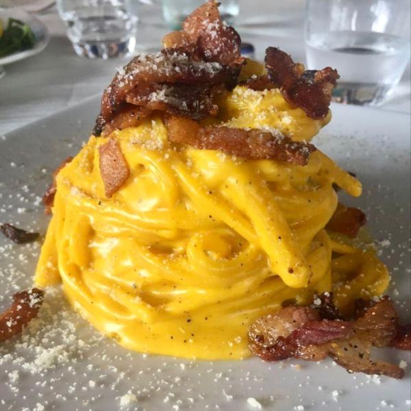 Spaghetti alla carbonara con guanciale croccante e pecorino.