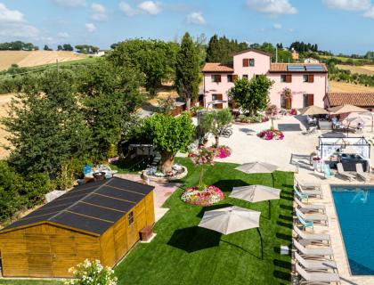 Splendida villa di campagna con piscina, giardino e vista panoramica.