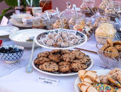 Un buffet di dolci con biscotti, marmellate e cereali.