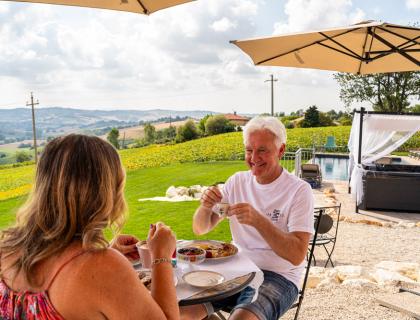 Due persone godono di un pasto all'aperto con vista panoramica.