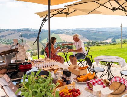 Colazione all'aperto con vista panoramica sulle colline.