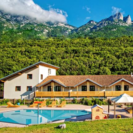 Villa con piscina e montagne sullo sfondo.