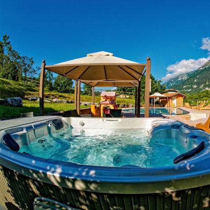 Villa con jacuzzi e vista montagna.