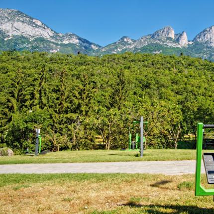 Palestra all'aperto con vista montagna e verde.