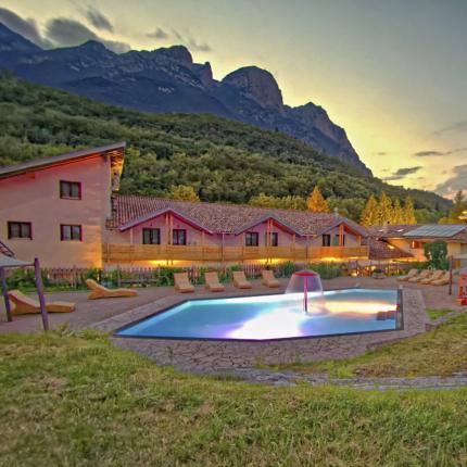 Resort di montagna con piscina al tramonto.