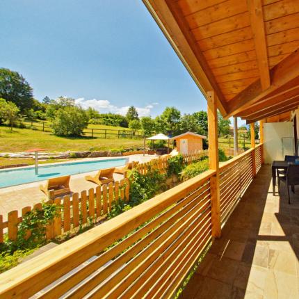 Terrazza con vista piscina e giardino soleggiato.