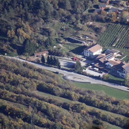 Vista aerea di una zona rurale con case e campi.