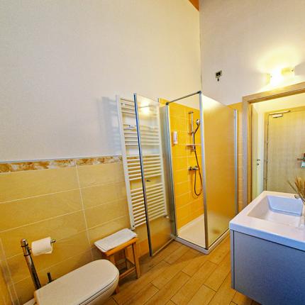 Bagno moderno e luminoso, con doccia, asciugacapelli e dettagli eleganti.