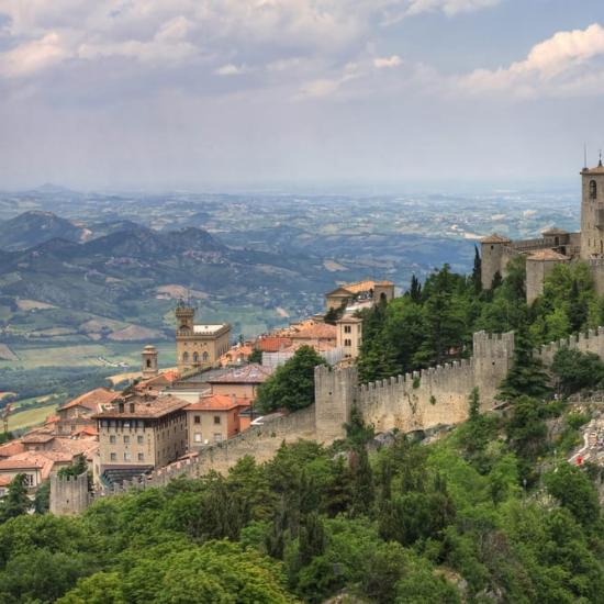 Castello su una collina a San Marino, vista panoramica.