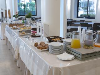 Reiches Buffet mit Gebäck, Säften und Nutella, gemütliche und helle Atmosphäre.