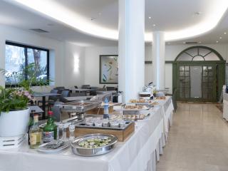 Elegantes Buffet in hellem Raum, mit Pflanzen und modernem Dekor.