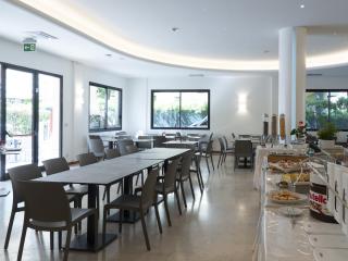 Heller Frühstücksraum mit einladendem Buffet und gemütlicher Atmosphäre.