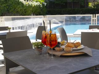 Aperitif am Pool, entspannte und erfrischende Atmosphäre.