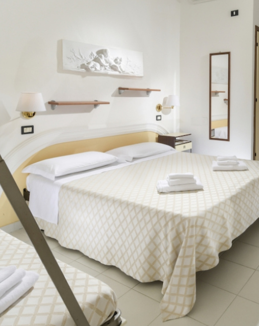 Camera luminosa con letto elegante, atmosfera tranquilla e accogliente.