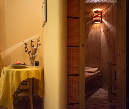 Interno accogliente con sauna e tavolo decorato.