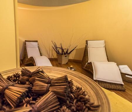 Area relax con sedie a sdraio e decorazioni naturali.