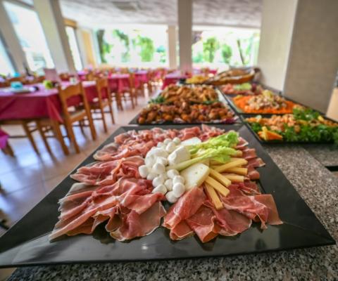 Reiches Buffet mit Wurst und Käse in einem gemütlichen Speisesaal.