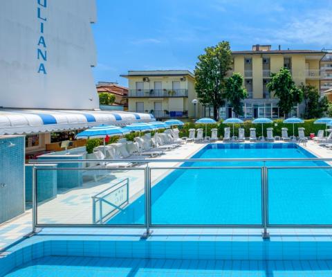 Blauer Pool, Liegestühle, Sonnenschirme, Sommersonne, totale Entspannung.