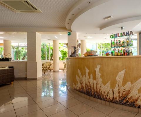 Elegante, helle Bar mit moderner Dekoration und einladender Atmosphäre.